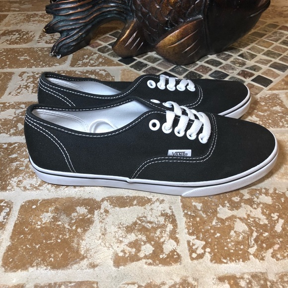 Vans NWOT Unisex Authentic Skate Shoe - Picture 2 of 6